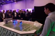 Participants contrôlant des robots footballeurs lors d’un match organisé par MadCityZen. | © MadCityZen